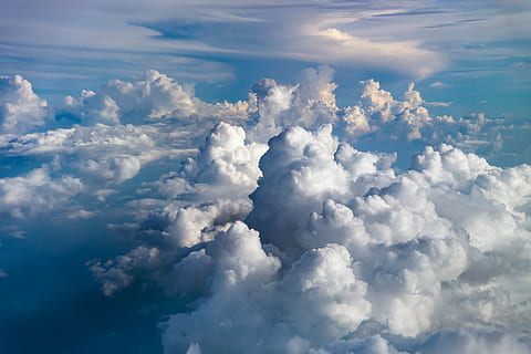 fåglar öga foto, vit, moln, himmel, himlen moln, blå, blå himmel moln, natur, väder, luft, dag, miljö, clouds, molnig, moln himmel, meteorologi, atmosfär, horisont, bakgrund, horisontell, landskap, fluffig, naturskön, hög, utomhus-, dagsljus, stackmoln, fantastiskt, arg, farlig, komplex, solljus, Färg, sky-moln, sky-bakgrund, blå himmel, naturlig, framtida, aning, kreativitet, skapande, början, moln - himmel, skönhet i naturen, bakgrunder, scenics, lugn, utomhus, bara himmel, scenics - natur, lugn plats, inget folk, idyllisk, vit färg, lågvinkelvy, full ram, mjukhet, 4K, CC0, offentligt domän, royaltyfria
