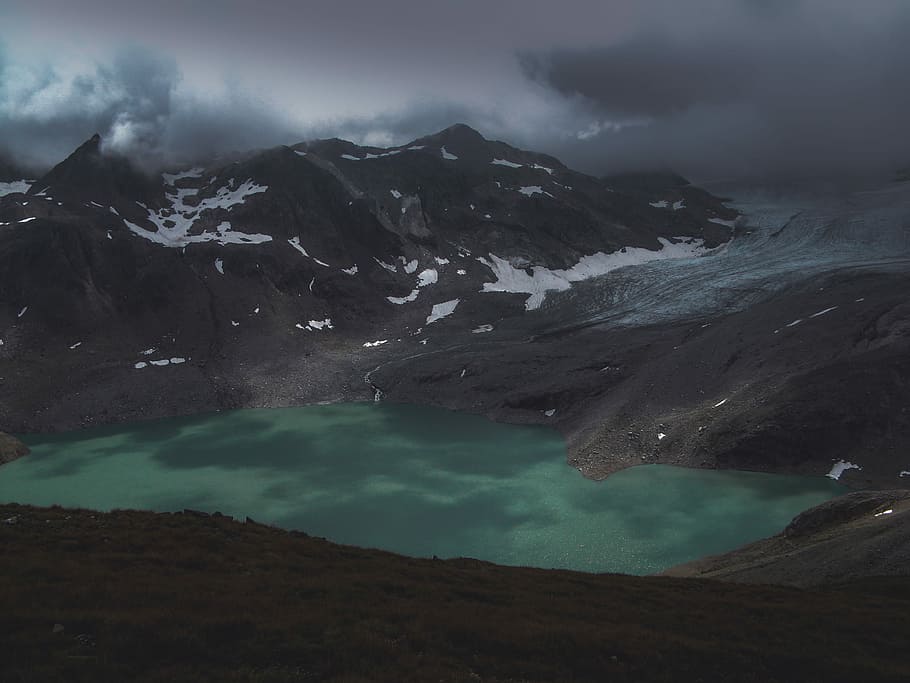 llac, ràbia de muntanya, ennuvolat, cel, núvol, paisatge, muntanya, fosc, temps, humor, desert, aigua, boira, moutain, escenics - natura, bellesa a la natura, temperatura de fred, medi ambient, hivern, neu, tranquil·litat, núvol - cel, escena tranquil·la, naturalesa, escena no urbana, Serra, cap gent, muntanya nevada, a l'aire lliure, llacuna, cràter volcànic, poder a la natura, color turquesa, 2K