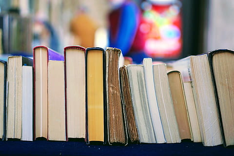 lotto di libri, tavolo, accatastato, libro, nero, mensola, libri, colonna vertebrale, formazione scolastica, biblioteca, letteratura, multicolore, scaffale, apprendimento, avvicinamento, scelta, in casa, nessuno, concentrarsi sulle conoscenze acquisite, natura morta, pubblicazione, grande gruppo di oggetti, variazione, di fila, fianco a fianco, messa a fuoco selettiva, gruppo di oggetti, preparativi, libro con copertina rigida, manuale, 5K, CC0, dominio pubblico, privo di copyright