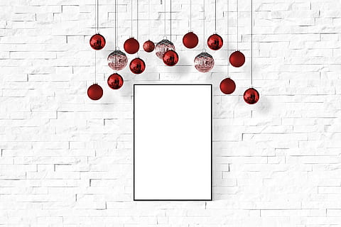 rouge, boules de noël, pendaison, derrière, blanc, peint, surface, affiche, mur, maquette, intérieur, Cadre, moquer, Galerie, Toile, réaliste, personne, la communication, espace de copie, Nourriture et boisson, fruit, aliments, La technologie, couleur blanche, construction de murs, alimentation saine, arrangement, nature morte, à l'intérieur, mur de briques, la créativité, vide, brique, 5K, CC0, domaine public, libre de droits