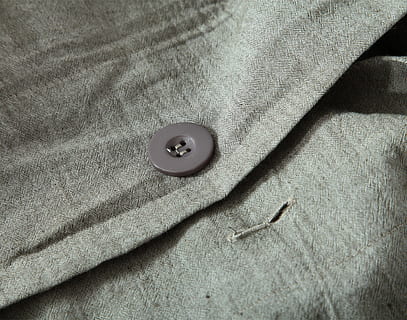tlačítko, kapalinové systémy, tkanina, textilie, textil, šití, oblečení, materiál, móda, detail, vysoký úhel pohledu, uvnitř, stálý život, nikdo, přímo nad, stín, den, texturou, stůl, lůžko, Příroda, tvar, slunečního světla, umění a řemesla, technologie, šperky, 1080P, CC0, veřejná doména, bez autorských práv
