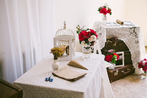 blanc, gàbia metàl·lica, taula, flors, decoració, estil retro, disseny, interior, retro, estil, mobles, vintage, bonic, creativitat, maletes, mock up, casament, flor, celebració, estovalles, planta amb flors, planta, esdeveniment, bouquet, arranjament floral, a l'interior, naturalesa, Color blanc, flor de roses, cap gent, rosa, esdeveniments de la vida, amor, frescor, cerimònia del casament, cap de flor, 4K, CC0, domini públic, lliure de regalies