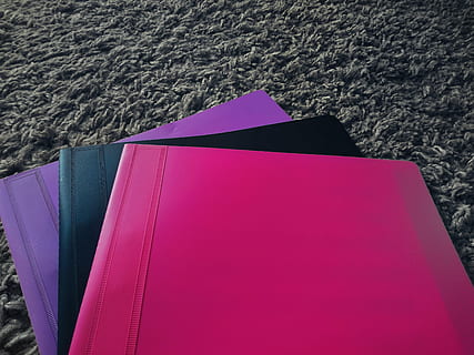 drei, Plastikmappen in verschiedenen Farben, grau, Fleece-Textil, Ordner, schneller Hefter, Mappe, Schule, Portfolio, Schulmaterial, Rosa, lila, violett, schwarz, Teppich, Buch, pinke Farbe, keine Leute, Nahansicht, Stillleben, drinnen, mehrfarbig, rot, High Angle View, Tag, Papier-, Textil-, Muster, Blau, Veröffentlichung, Studioaufnahme, Kreativität, Vollbild, öffnen, 5K, CC0, gemeinfrei, lizenzfrei