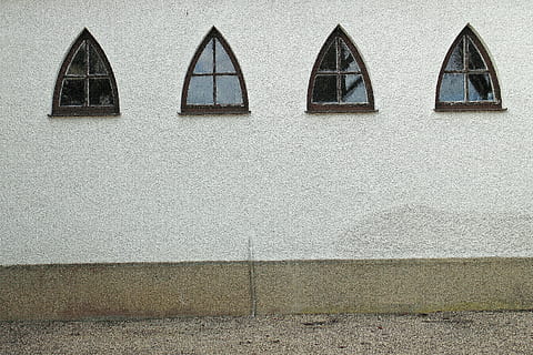 Fenster, Spitzbogen, altes Fenster, die Architektur, gebaute Struktur, Gebäudehülle, Wandbau - Funktion, keine Leute, Tag, Seite an Seite, gestalten, Wand, draußen, Geometrische Figur, in einer Reihe, Muster, Gebäude, Design, Kommunikation, Nahansicht, Dreieck Form, Natur, Holz - Material, 4K, CC0, gemeinfrei, lizenzfrei