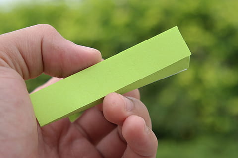 grøn, klæbrig, note pad, klæbrig, klæbrig, klæbende noter, papir, Bemærk, påmindelse, kontor, besked, blank, memo, stolpe, klæbemiddel, varsel, etiket, Sticky note, menneskelig hånd, bedrift, forretning, ideer, grøn farve, menneskelig kropsdel, tæt på, fokus på forgrunden, hånd, en person, kropsdel, uigenkendelig person, dag, finger, menneskelig finger, rigtige mennesker, udendørs, livsstil, natur, plante, menneskelig lem, 5K, CC0, offentligt domæne, royaltyfrie