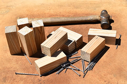 marron, bloc de bois, travaux de menuiserie de pin, ongles, marteau, bois - matériau, personne, bois, architecture, structure construite, grand groupe d'objets, planche, à l'intérieur, industrie de construction, industrie, boîte, vue grand angle, charpenterie, journée, boîte - conteneur, 5K, CC0, domaine public, libre de droits