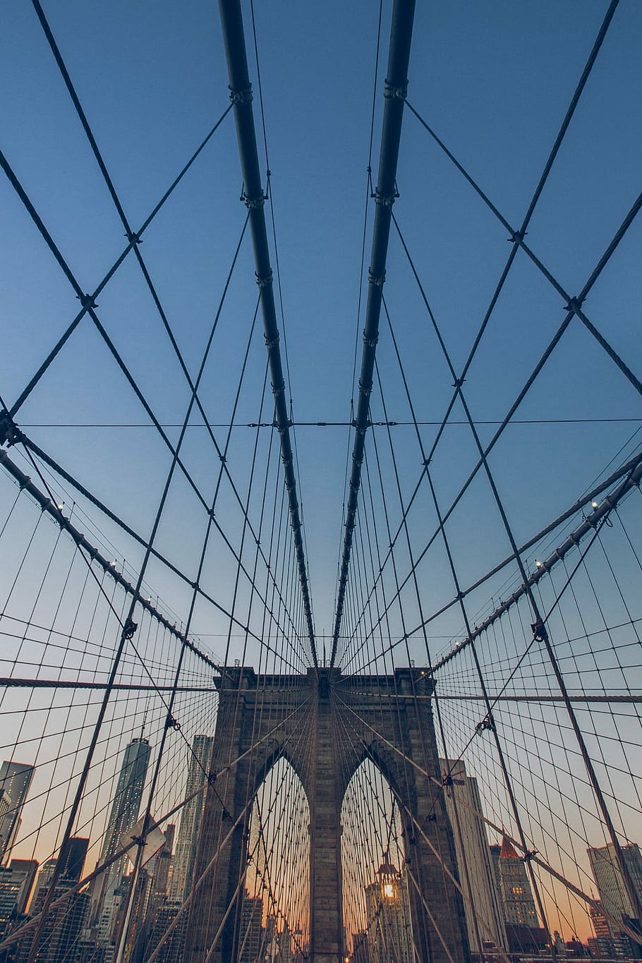 cuc, vista d'ulls, blau, cel, sortida del sol, vista dels ulls del cuc, cel blau, nova York, pont de Brooklyn, Manhattan - Nova York, brooklyn - new york, arquitectura, pont - estructura feta per l'home, EUA, Pont en suspensió, estructura construïda, lloc famós, ciutat, arc, viatjar, vista d’angle baix, connexió, pont, cap gent, turisme, destinacions de viatge, transport, cable, exterior de l'edifici, naturalesa, a l'aire lliure, 4K