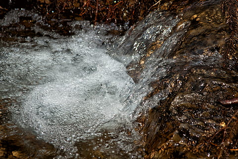 vand, kilde, natur, boble, bach, grøn, flod, frisch, vinter, luftbobler, afspejling, gennemsigtig, vandoverflade, spejling, solid, rock-objekt, klippe, tæt på, ingen mennesker, baggrunde, kold temperatur, bevægelse, skønhed i naturen, tekstureret, fuld ramme, udendørs, geologi, mineral, Frosset, dag, hav, 5K, CC0, offentligt domæne, royaltyfrie