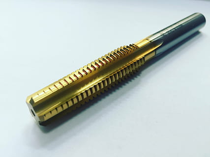cnc, rubinetti, lavorazione a macchina, strumento, girato in studio, singolo oggetto, nessuno, in casa, avvicinamento, color oro, matita, sfondo bianco, natura morta, penna, ufficio, attività commerciale, attrezzatura, connessione, copia spazio, strumento di scrittura, tavolo, tecnologia, vista dall'alto, concentrarsi sulle conoscenze acquisite, 2K, CC0, dominio pubblico, privo di copyright