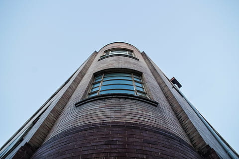 edificio, paralela, cielo, ladrillo, ventanas, cielo azul, azul, arquitectura, estructura construida, exterior del edificio, vista de ángulo bajo, torre, altura maxima, cielo limpio, nadie, naturaleza, ciudad, día, oficina, al aire libre, moderno, edificio de oficinas exterior, copia espacio, rascacielos, apartamento, hormigón, 5K, CC0, dominio público, libre de derechos