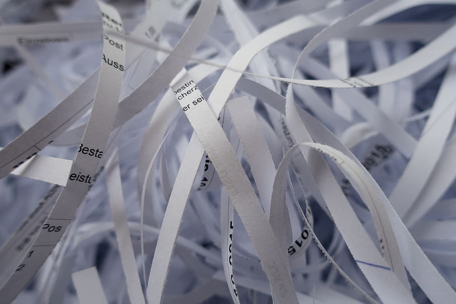 restes de paper blanc, trituradora, mecànicament, dispositiu, molinet, aixafar, paper, flocs, tira de paper, ratllat, trituració, bé, ratlles, creu, tallar, paper triturat, reciclatge, fons, cap gent, primer pla, a l'interior, marc complet, comunicació, gran grup d'objectes, text, enfocament selectiu, Color blanc, abundància, nombre, tir de l'estudi, natura morta, equipament, salut i medicina, dia, protecció, escombraries, Chaos, enredat, 5K