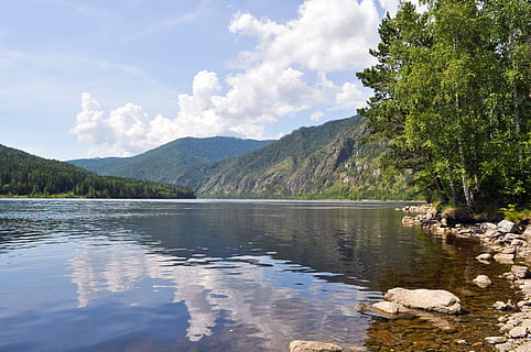 calma, corpo, acqua, accanto, alberi, montagna, nuvole, foreste, paesaggio, montagne, natura, fiume, Russia, cielo, estate, Riva del fiume, Yenisei, sole caldo, bellezza nella natura, nuvola - cielo, scenics - natura, albero, lago, scena tranquilla, la tranquillità, riflessione, pianta, giorno, nessuno, idilliaco, scena non urbana, lungomare, a distanza, all'aperto, catena montuosa, 1080P, CC0, dominio pubblico, privo di copyright