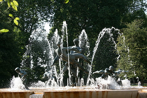 sursă, apă, sculptură, bucurie, dans, răcoritor, vară, parc Hyde, Londra, copac, mişcare, Fântână, plantă, bălăceală, natură, pulverizare, zi, statuie, nici o persoana, mamifer, artă și sculptură, reprezentarea animalelor, arhitectură, expunere lungă, reprezentare, apă curgătoare, în aer liber, curgere, 4K, CC0, domeniu public, fără drepturi de autor