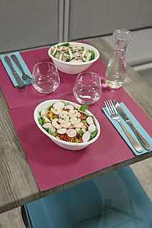 taula, primavera, amanides, menjar, sopar, placa, dinar, alimentació saludable, amanida, vaixella, vegetals, menjar i beguda, utensili per menjar, estri de cuina, frescor, forquilla, llest per menjar, vidre, a l'interior, benestar, equipament per a la llar, configuració de lloc, copa, natura morta, cullera, cap gent, configuració, ganivet de taula, safata, mat de lloc, 4K, CC0, domini públic, lliure de regalies