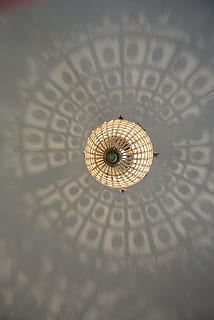 modello, lampada, illuminazione, atmosfera, umore, soffitto, nessuno, in casa, cerchio, forma geometrica, Inquadratura dal basso, fotogramma intero, forma, avvicinamento, sfondi, metallo, design, sospeso, tecnologia, singolo oggetto, illuminato, messa a fuoco selettiva, strutturato, direttamente sotto, 4K, CC0, dominio pubblico, privo di copyright