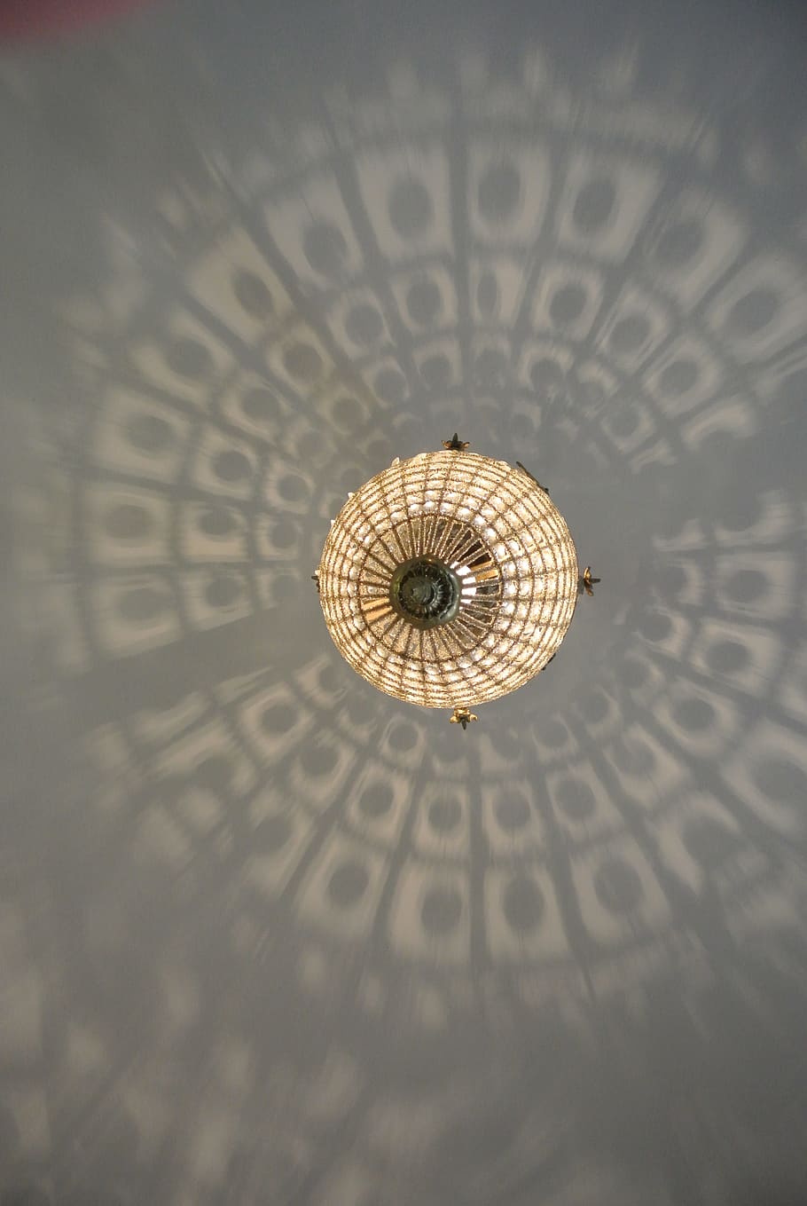modello, lampada, illuminazione, atmosfera, umore, soffitto, nessuno, in casa, cerchio, forma geometrica, Inquadratura dal basso, fotogramma intero, forma, avvicinamento, sfondi, metallo, design, sospeso, tecnologia, singolo oggetto, illuminato, messa a fuoco selettiva, strutturato, direttamente sotto, 4K