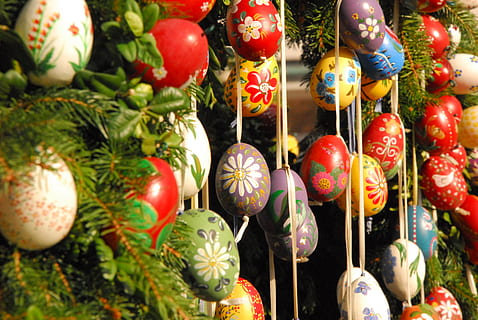gut ostern, Ostern, Ostereier, Ostertradition, Osterthema, Brauch, Dekoration, Osterei, Urlaub, keine Leute, Feier, hängend, mehrfarbig, drinnen, Nahansicht, Weihnachten, große gruppe von gegenständen, Kreativität, Kunst und Handwerk, Vollbild, Weihnachtsverzierung, Weihnachtsdekoration, Hintergründe, Design, selektiver Fokus, Blumenmuster, 4K, CC0, gemeinfrei, lizenzfrei
