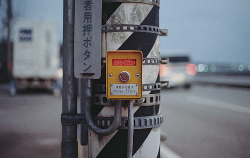 superficial, focalizare fotografie, alb, negru, post, galben, digital, metru, timpul zilei, buton, trecere de pietoni, drum, aștepta, trafic, a închide, detaliu, aşteptare, urban, întuneric, stins, granulos, Japonia, mașină, impas, țară străină, comunicare, text, semn, western script, Siguranță, nici o persoana, semn de avertizare, transport, oraș, informație, îndrumare, semn de informație, indicator, să se concentreze asupra primelor elemente, protecţie, în aer liber, Securitate, arhitectură, apasa butonul, 2K, CC0, domeniu public, fără drepturi de autor