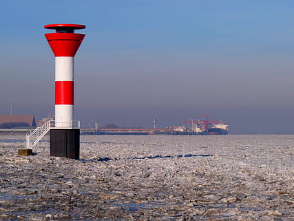 hivern, elbe, riu, far, aigua, elbe, riu, naturalesa, paisatge, paisatge fluvial, glaçons de gel, banc, vaixell, marítim, mar, indústria, torre, cel, vermell, Pol · lució, port, seguretat, protecció, cap gent, blau, arquitectura, estructura construïda, orientació, exterior de l'edifici, dia, terra, a l'aire lliure, edifici, 2K, CC0, domini públic, lliure de regalies