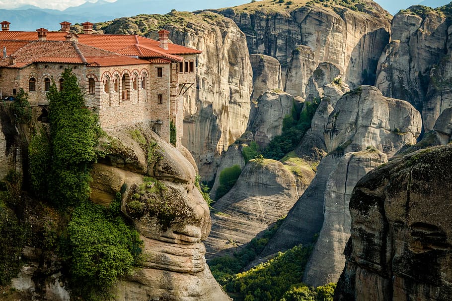 aéreo, ver, naranja, castillo de ladrillo, escarpado, acantilado de roca, panorámico, fotografía, castillo, parte superior, acantilado, edificio, bosque, árbol, techo, rojo, verde, creciente, subida, monasterio, montaña, pacífico, tranquilo, naturaleza, meteora grecia, Grecia, capa de paisaje, viaje, Turismo, de viaje, rock, roca - objeto, arquitectura, destinos de viaje, formacion de roca, sólido, estructura construida, exterior del edificio, día, geografía Física, el pasado, historia, vista de alto ángulo, nadie, paisajes - naturaleza, al aire libre, formación, erosionado, civilización antigua, 5K