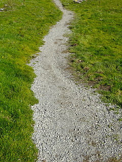 pista, lontano, sentiero, percorso migratorio, sentiero di montagna, strada di ghiaia, pianta, erba, direzione, colore verde, la strada davanti, giorno, crescita, natura, terra, nessuno, la tranquillità, campo, paesaggio, bellezza nella natura, ambiente, all'aperto, vista dall'alto, sporco, scena tranquilla, lungo, 5K, CC0, dominio pubblico, privo di copyright