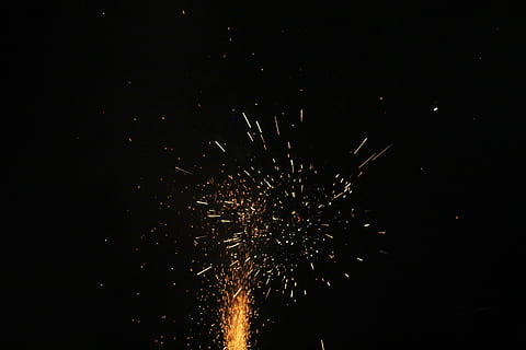 fuochi d'artificio, roba pop, effetto luce, fuoco, pop, esplosione, pioggia di fuoco, Capodanno, Vigilia di Capodanno, pioggia di scintille, luce, razzo, pirotecnica, notte, fuochi d'artificio art, inizio dell'anno, celebrare, Radio, luci, mezzanotte, effetti speciali, che esplode, fuoco d'artificio, movimento, Fuochi artificiali, celebrazione, evento, illuminato, raggiante, cultura artistica e intrattenimento, fuochi d'artificio - Oggetto creato dall'uomo, cielo, nessuno, movimento sfocato, natura, lunga esposizione, multicolore, all'aperto, buio, esplosivo, luminosa, scintille, 2K, CC0, dominio pubblico, privo di copyright