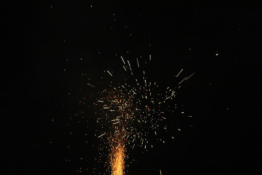 fuochi d'artificio, roba pop, effetto luce, fuoco, pop, esplosione, pioggia di fuoco, Capodanno, Vigilia di Capodanno, pioggia di scintille, luce, razzo, pirotecnica, notte, fuochi d'artificio art, inizio dell'anno, celebrare, Radio, luci, mezzanotte, effetti speciali, che esplode, fuoco d'artificio, movimento, Fuochi artificiali, celebrazione, evento, illuminato, raggiante, cultura artistica e intrattenimento, fuochi d'artificio - Oggetto creato dall'uomo, cielo, nessuno, movimento sfocato, natura, lunga esposizione, multicolore, all'aperto, buio, esplosivo, luminosa, scintille, 2K