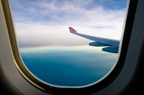 swiss vinge, hav, planvinduvisning, vindu, fly, vinge, skyer, himmel, luftfartøy, transportmiddel, transport, flyfløyen, reise, sky - himmel, flying, bilinteriør, flybilde, i lufta, natur, ingen folk, naturskjønnhet - natur, vann, glass - materiale, utendørs, flyindustrien, 4K, CC0, offentlig domene, opphavsrett gratis