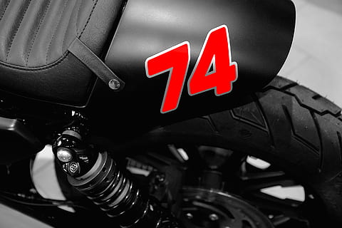 Motorrad, rot, Nummer, Transport, Transportmittel, Landfahrzeug, Kommunikation, Zeichen, Kraftfahrzeug, Auto, Nahansicht, keine Leute, Fahrzeugteil, drinnen, Fahrzeuginnenraum, Rad, schwarze Farbe, Beratung, Motor, Text, Maschinen, Reifen, 2K, CC0, gemeinfrei, lizenzfrei