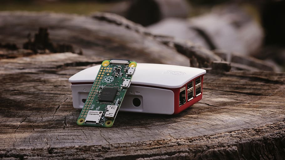 blanc, led, projector, microchip board, arbre trist, raspberry pi, Pi, electrònica, ordinador, tecnologia, xip, pi 3, pi zero, fora, fusta, naturalesa, equipament, material de fusta, taula, centrar-se en primer pla, cap gent, primer pla, estil retro, joguina, natura morta, rock, terra, cultura i entreteniment artístic, sòlid, antiguitat, dos objectes, rock - object, connexió, obsoleta, 5K