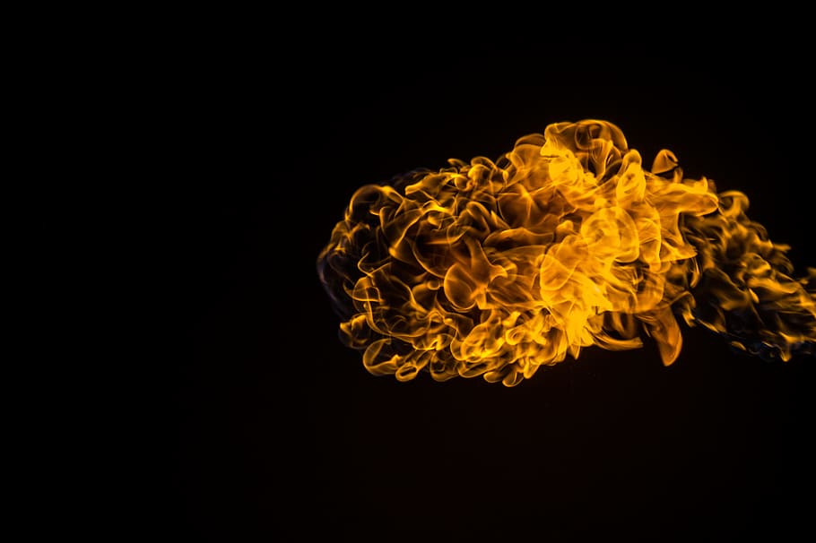 foc, calenta, flama, calor, infern, tir de l'estudi, fons negre, a l'interior, cap gent, còpia espai, calor - temperatura, primer pla, cremant, moviment, foc - fenomen natural, naturalesa, groc, signe, tallar, senyal d'advertència, resum, creativitat, color taronja, 2K