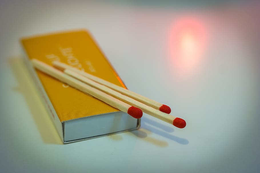 fiammiferi, fiamma di fuoco, luce del fuoco, caldo, fuoco, fiamma, luce, incontro, scatola di fiammiferi, legna, Avvento, fiammifero, zolfo, legno - materiale, bastone - parte vegetale, avvicinamento, sfondo colorato, nessuno, girato in studio, in casa, giorno, giallo, rosso, natura morta, matita, concentrarsi sulle conoscenze acquisite, messa a fuoco selettiva, formazione scolastica, cibo e bevande, tavolo, scienza, cibo, vista dall'alto, cibo dolce, semplicità, tentazione, 5K