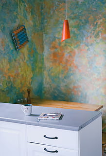 Bestil, ved siden af, krus, top, kommode, rød, vedhæng lampe, grå, hvid, inde, værelse, væg, tapet, mønster, orange, vedhæng, indendørs, ingen mennesker, murbygningsfunktion, husholdningsudstyr, hjemlige værelse, håndvask, hjem, tæt på, hjem interiør, hængende, metal, skuffe, beholder, stilleben, badeværelsesvask, spejl, vandhane, fravær, belysningsudstyr, orange farve, elektrisk lampe, 2K, CC0, offentligt domæne, royaltyfrie