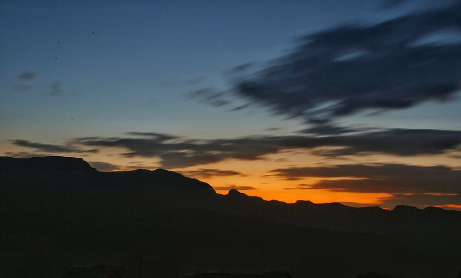 time-lapse fotografering, silhuet, bjerge, silhuetfotografi, bjerg, solnedgang, Sky, landskab, himmel, skønhed i naturen, sky - himmel, scenics - natur, miljø, ro, rolig scene, bjergkæde, natur, dramatisk himmel, ingen mennesker, nat, rejsemål, stjerne - rum, skumring, idyllisk, udendørs, astronomi, mørk, bjergtop, 4K