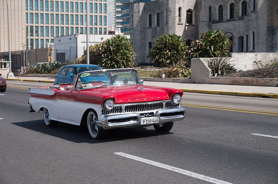 Havana, oldtimer, carro, veículo motorizado, arquitetura, exterior do edifício, cidade, transporte, estrutura construída, modo de transporte, rua, veículo terrestre, dia, carro antigo, estrada, vida urbana, estilo retro, construção, rua da cidade, ao ar livre, dirigindo, luxo, 4K