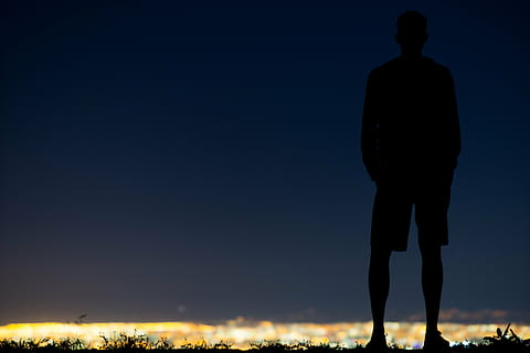 fotografi siluet, pria, orang, kedudukan, di samping, tubuh, air, biru, langit, gelap, matahari terbenam, orang-orang, sendirian, bayangan hitam, lampu, perjalanan, di luar ruangan, malam, backlit, dewasa, hanya untuk orang dewasa, satu orang, diterangi, Fajar, menyalin ruang, laki-laki, alam, penuh, gaya hidup, keindahan di alam, kegiatan waktu luang, tampilan belakang, di luar rumah, orang sungguhan, kontemplasi, 5K, CC0, domain publik, bebas royalti
