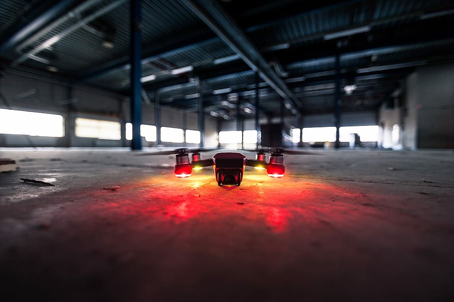 mělký, Foto objektivu zaostření, trubec, quadcopter, uvnitř, budova, technologie, neonové světlo, Červené, dronové vybavení, nikdo, architektura, přeprava, stavba, auto, motorové vozidlo, den, způsob dopravy, průmysl, selektivní zaměření, domácí místnost, strop, pozemního vozidla, město, architektonický sloup, absence, 5K