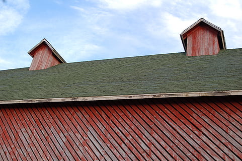Scheune, rustikal, verwittert, Gebäudehülle, gebaute Struktur, die Architektur, Gebäude, Dach, Haus, Tag, Flachwinkelansicht, Himmel, wolke - himmel, keine Leute, Dachziegel, draußen, Holz - Material, Wohngegend, Natur, Fenster, Muster, rot, Wandbau - Funktion, 2K, CC0, gemeinfrei, lizenzfrei