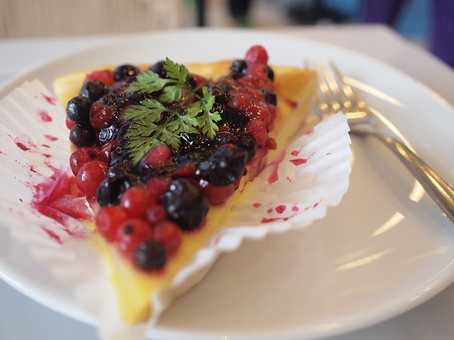 dolce, crostata, lampone, cibo, cibo e bevande, pronto a mangiare, piatto, freschezza, avvicinamento, porzioni, indulgenza, natura morta, in casa, tavolo, mangiare sano, messa a fuoco selettiva, nessuno, cibo dolce, benessere, frutta, fetta, tentazione, contorno, 2K
