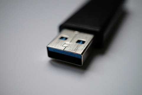 USB, palo, electrónica, medio de almacenamiento, computadora, datos, macro, pluma de memoria, ordenador personal, tecnología, azul, transferencia de datos, movilidad, blanco, fondo, foto de estudio, conexión, comunicación, tecnología inalámbrica, adentro, de cerca, cable USB, solo objeto, cable, Red de computadoras, enchufe de conexión de red, Internet, cable de computadora, nadie, negocio, copia espacio, fondo de color, gris, fondo gris, equipo eléctrico, 5K, CC0, dominio público, libre de derechos