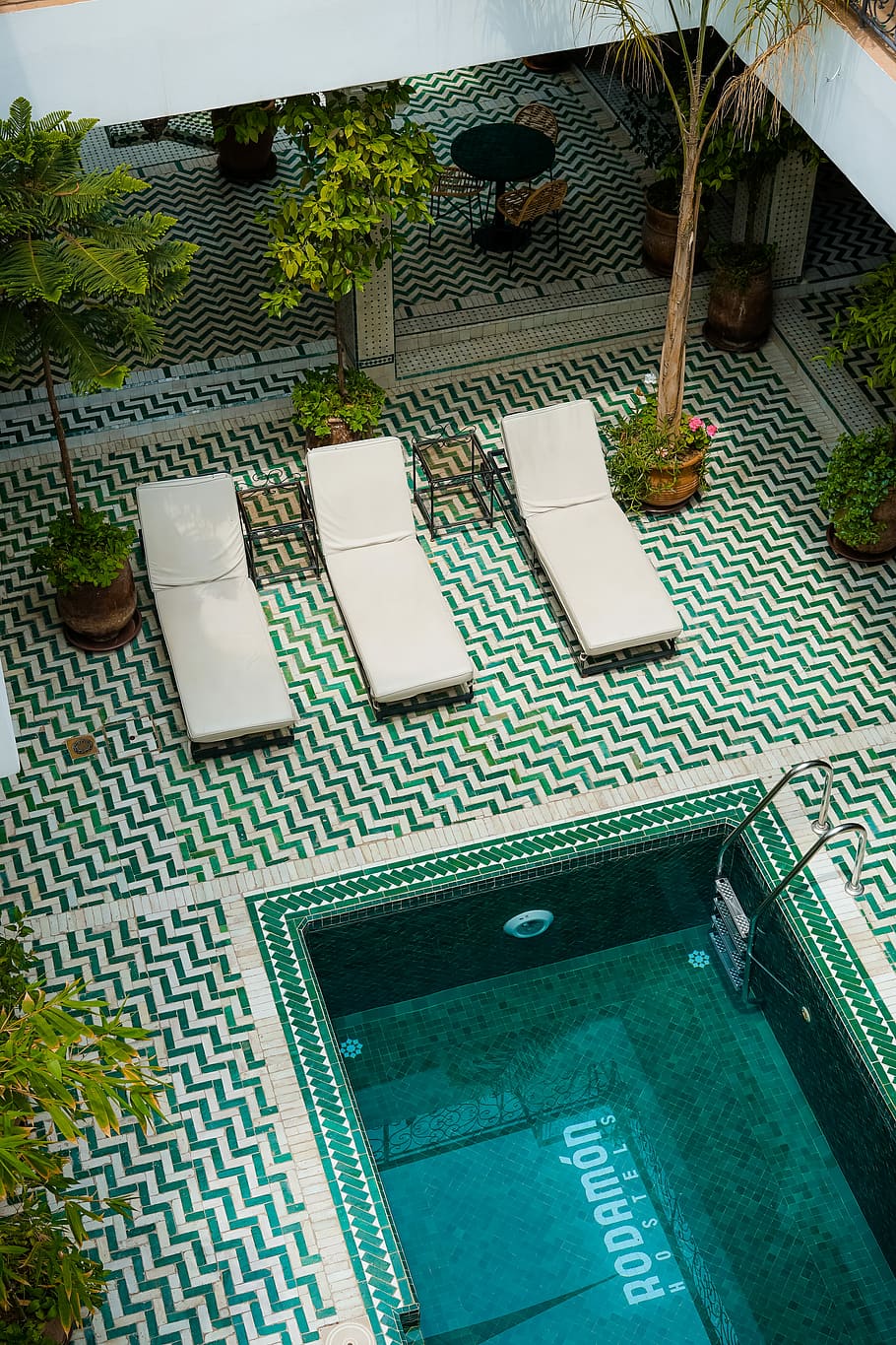 tres, salons, zona de la piscina, blanc, butaques, al costat, piscina, edifici, interior, aigua, patró, verd, cadira, planta, arbre, nedar, Piscina coberta, des de dalt, riad, modern, disseny, disseny d'interiors, arquitectura, vista d’angle alt, cap gent, estructura construïda, dia, naturalesa, exterior de l'edifici, a l'aire lliure, absència, casa, butaca, penjant, finestra, 4K