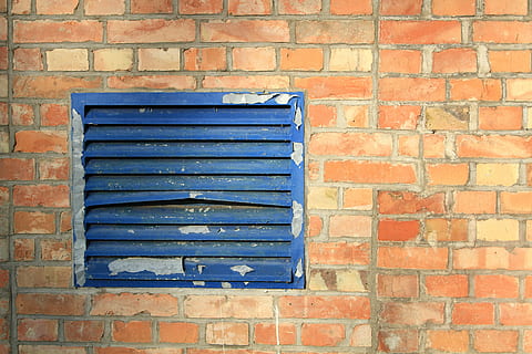 ventilasjon, vegg, steiner, tekstur, murverk, rød murstein, vifte, murstein, murvegg, veggbyggingsfunksjon, bygget struktur, arkitektur, bygge eksteriør, ingen folk, dag, mønster, blå, metall, vindu, utendørs, rød, nærbilde, lav vinkel visning, gjentakelse, strukturert, oransje farge, sølvfarget, 5K, CC0, offentlig domene, opphavsrett gratis