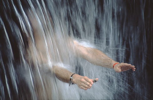 refresc, cascada, mans, Refredar, pobre, aigua, jocs d’aigua, guai, humit, benestar, moviment, moviment borrós, part del cos humà, una persona, adult, cama humana, part del cos, descalç, esport, secció baixa, peu humà, exposició llarga, persona irreconeixible, ballant, velocitat, adult jove, extremitat humana, 2K, CC0, domini públic, lliure de regalies
