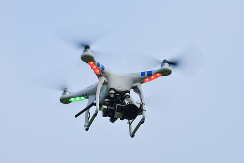 Kamera, Drohne, fliegen, fliegend, Quadcopter, Himmel, Technologie, Bewegung, in der Luft, Luftfahrzeug, Transport, Überwachung, klarer Himmel, Kamera - Fotoausrüstung, keine Leute, Flugzeug, unterwegs, Blau, Fotografie-Themen, Tag, Natur, Bewegungsunschärfe, Transportmittel, 4K, CC0, gemeinfrei, lizenzfrei