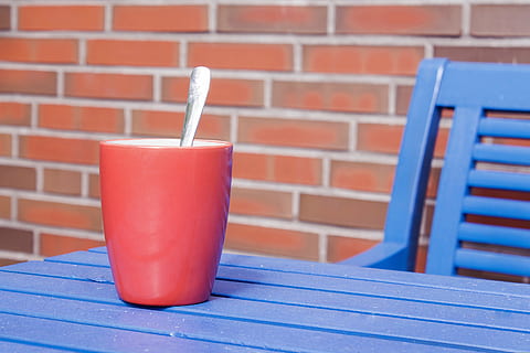 tassa, tee, cafè, cullera, taula, jardí, palla, beure palla, vermell, beure, menjar i beguda, refresc, paret de maó, primer pla, maó, cap gent, equipament per a la llar, funció de construcció de parets, centrar-se en primer pla, blau, paret, menjar, natura morta, vidre, copa, begudes sense alcohol, 4K, CC0, domini públic, lliure de regalies