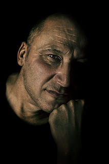 omul face fata, întuneric, față, frumos, bărbat, omule, tip, masculin, om, model, persoană, doar un singur om, doar barbati, o persoana, doar adulți, Fundal negru, studio shot, portret, lovitură de cap, în interior, a închide, adult, bărbați, masculi, matur adult, bărbați maturi, vedere din față, privind camera, in cautarea, parte a corpului, bustul gol, umane, contemplare, 4K, CC0, domeniu public, fără drepturi de autor