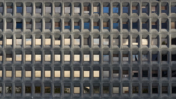 bred, vinkel billede, bygning, grå, beton, indrammet, glasbygning, dag, vindue, firkant, afspejling, glas, fuld ramme, baggrunde, ingen mennesker, arkitektur, i en række, bygget struktur, gentagelse, mønster, bygning udvendig, side om side, by, udendørs, form, design, bestille, sæde, transportmidler, 5K, CC0, offentligt domæne, royaltyfrie