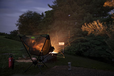 camper stol, ved siden af, bål, træer, foran, camping stol, lys, ild, træ, natur, udendørs, brænding, plante, brand - naturligt fænomen, varme - temperatur, ingen mennesker, flamme, fravær, stol, sæde, himmel, nat, grill, Camping, mad og drikke, meddelelse, foldbar, 5K, CC0, offentligt domæne, royaltyfrie