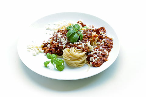 pasta med sauce, pasta, basilikum, aftensmad, spaghetti, velsmagende, forretningsfrokost, en italiensk skål, mad, køkken, spise, tomatsovs, spaghetti bolognese, tomater, måltid, smag, mad og drikke, plade, sund kost, klar til at spise, italiensk mad, friskhed, velvære, indendørs, grøntsag, portionsstørrelse, studio skud, ingen mennesker, overbærenhed, hvid baggrund, urt, pynt, Vegetarmad, fristelse, porcelæn, 5K, CC0, offentligt domæne, royaltyfrie