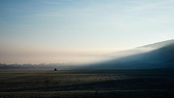 Gressfelt horisont foto, landskap, natur, utsikt, perspektiv, tåke, tåkete, disig, sommer, himmel, eng, gress, årstid, felt, utendørs, landlig, vår, tre, sollys, solfylt, Sky, naturlig, horisont, gård, vær, land, anlegg, landsbygda, miljø, vann, reise, luft, liv, jord, tro, inspirere, jordbruk, landlige scene, naturskjønnhet - natur, skjønnhet i naturen, sky - himmel, ro, rolig scene, solnedgang, ingen folk, morgen, ikke-urbane scene, sol, 1080P, CC0, offentlig domene, opphavsrett gratis